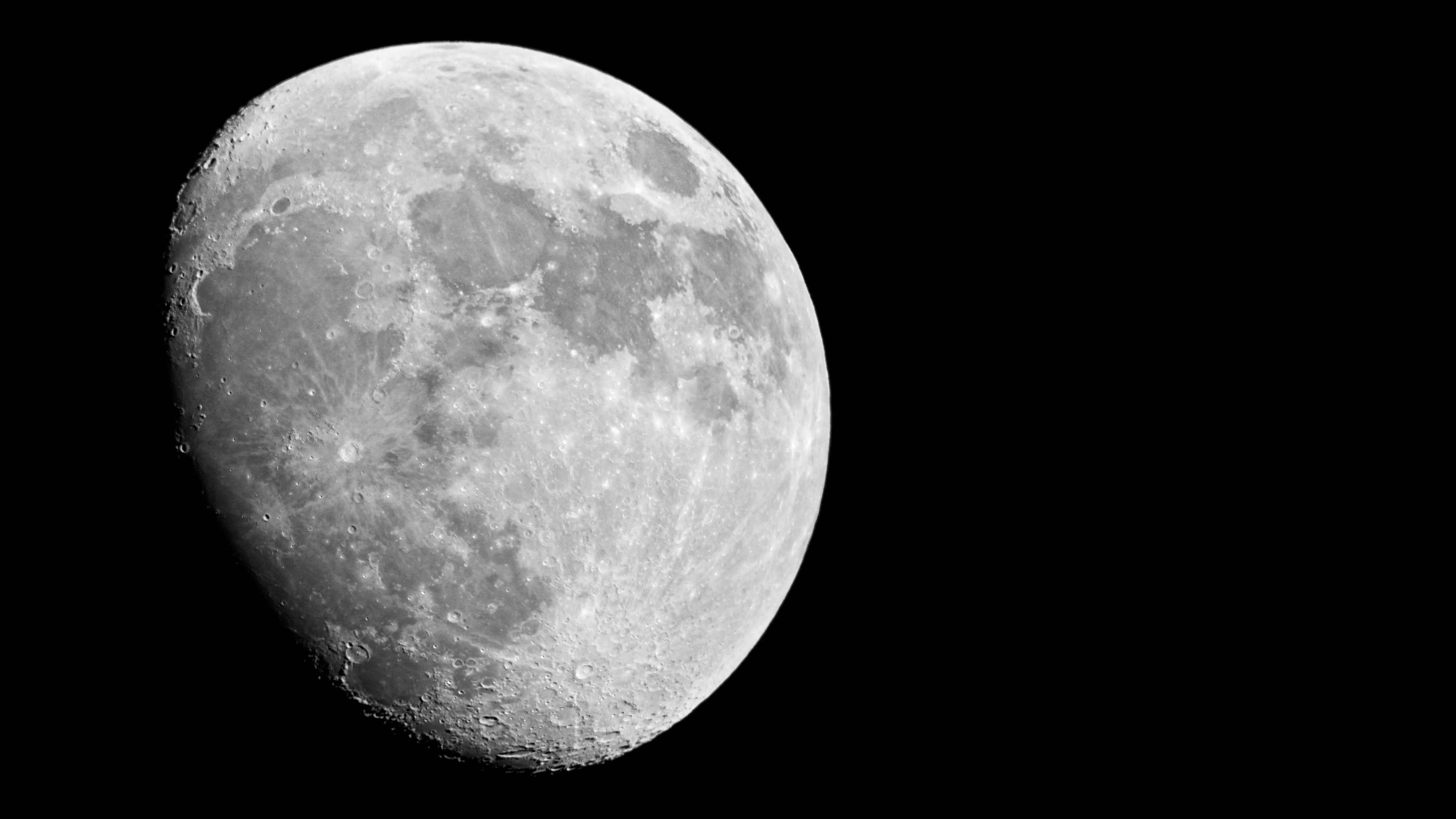 Moon over Kenora, Ontario – 10" f4.7 Newtonian telescope, Canon 7D